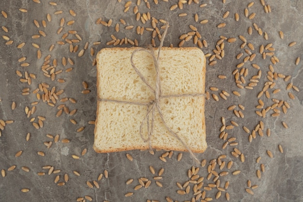 Foto grátis fatia de pão torrado com cevada na superfície de mármore. foto de alta qualidade