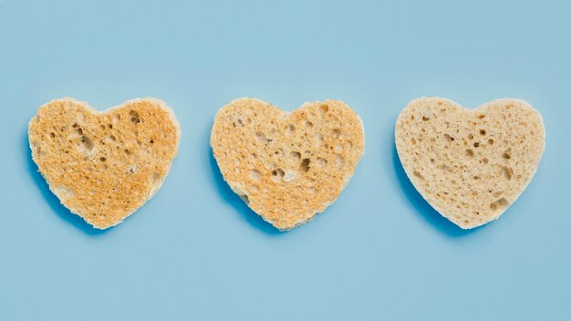 Fatia de pão torrado com forma de coração