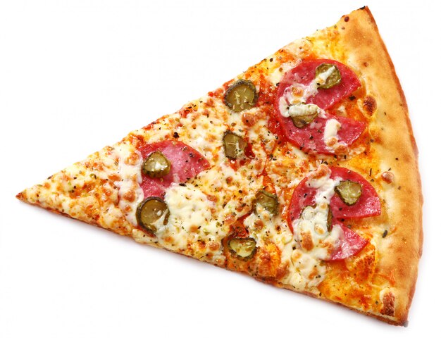 Fatia de pizza fresca com calabresa em branco