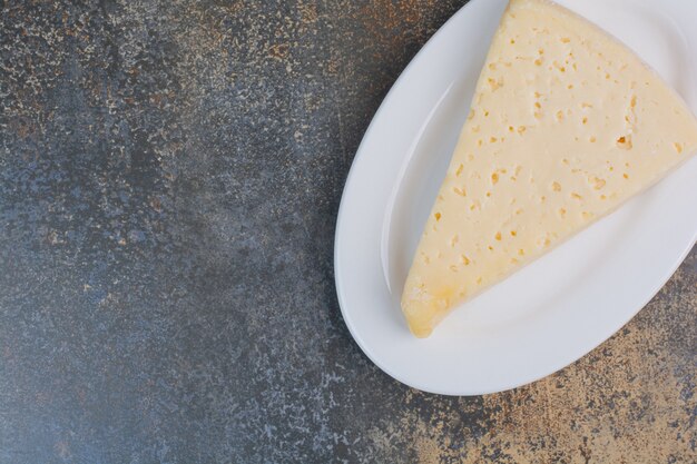 Fatia de queijo amarelo no prato branco