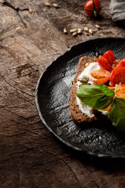 Fatia de torrada com tomate cereja