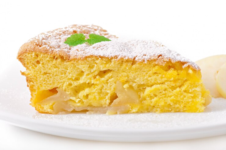 Foto grátis fatia de torta de frutas de maçã em um prato decorado com folhas de hortelã