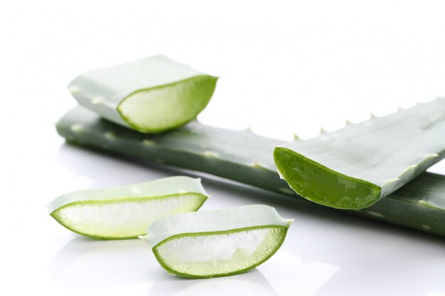 Fatias de aloe vera para cuidados com a pele