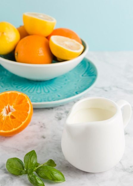 Fatias de alto ângulo de frutas cítricas e iogurte