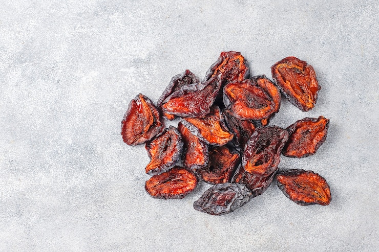 Foto grátis fatias de ameixa secas orgânicas deliciosas.