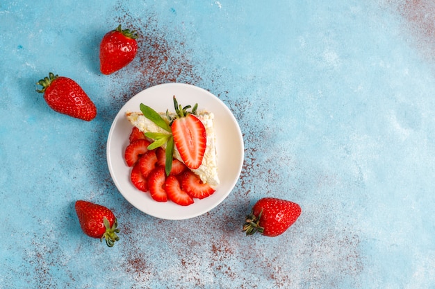 Fatias de bolo caseiro delicioso de morango com creme e morangos frescos, vista superior