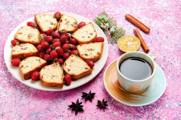 Fatias de bolo de frente com morangos frescos e café na mesa rosa bolo assar biscoito doce torta doce