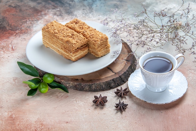 fatias de bolo delicioso bolo de mel na luz