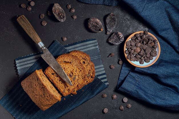 Fatias de bolo e pedaços de chocolate