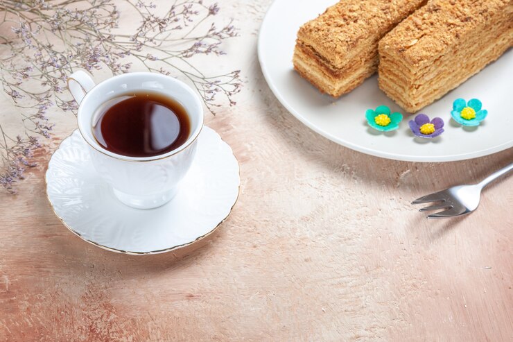 Foto grátis fatias de bolo saborosas com chá no cinza