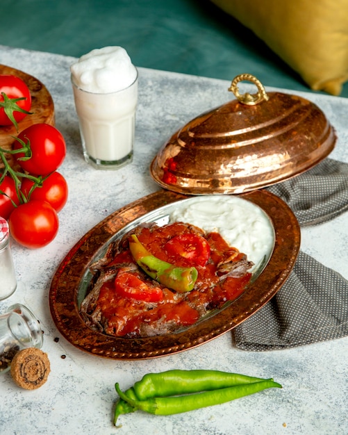 Fatias de carne frita cobertas com ketchup e creme de leite