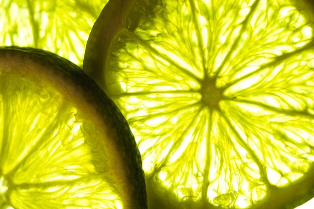 Fatias de close-up de limão na luz solar