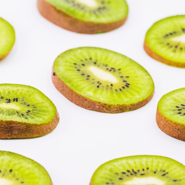 Foto grátis fatias de fruta kiwi fresco sobre fundo branco