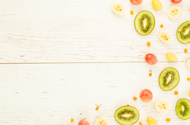 Foto grátis fatias de frutas, dispostas em padrão