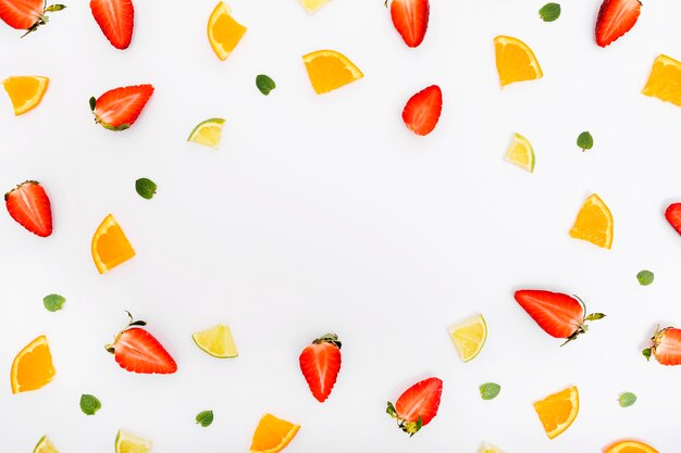 Fatias de frutas frescas deliciosas cópia espaço