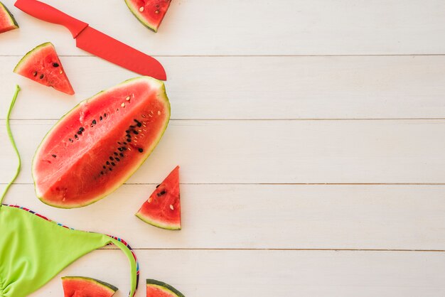 Fatias de frutas vermelhas frescas perto de maiô