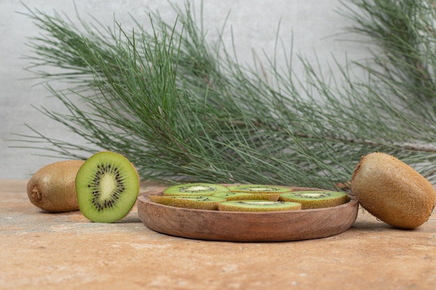Fatias de kiwi maduro na placa de madeira.