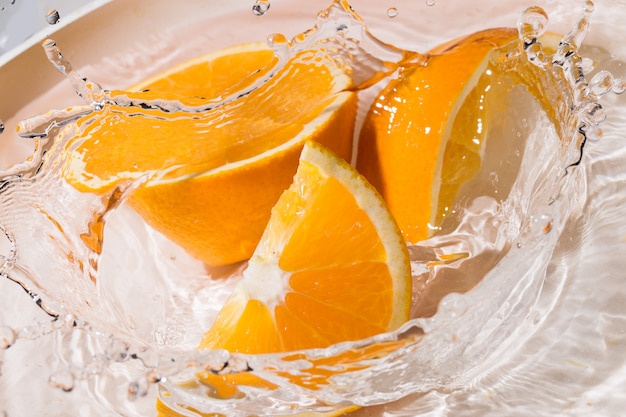 Fatias de laranja na água