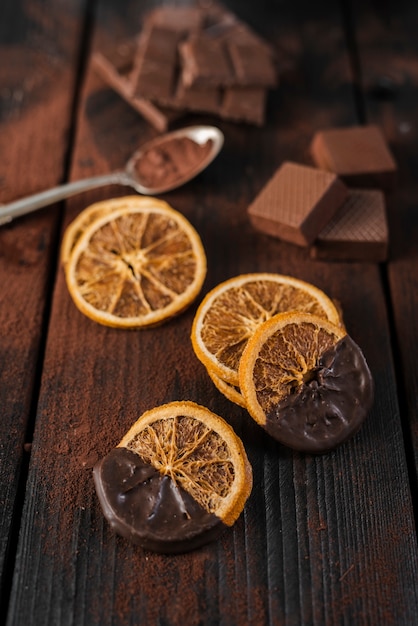 Foto grátis fatias de laranja secas com chocolate derretido