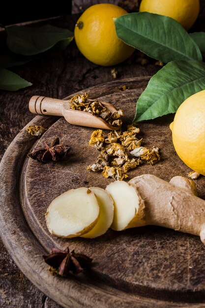 Fatias de limão e gengibre em ângulo alto na tábua de cortar