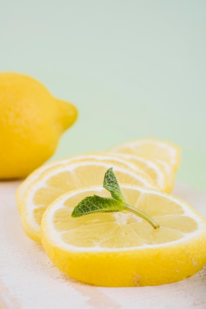 Fatias de limão orgânico close-up com hortelã