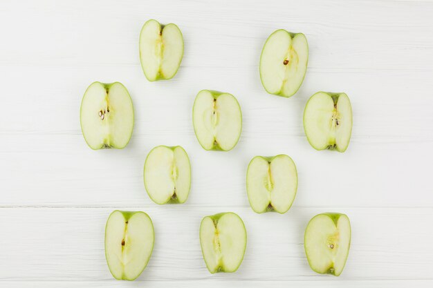 Fatias de maçã padrão no fundo branco