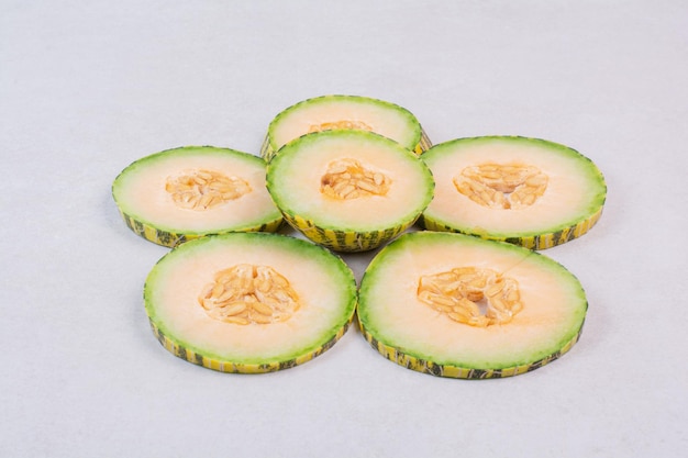 Fatias de melão verde na mesa branca.