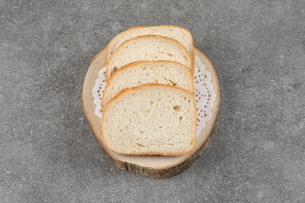 Fatias de pão branco em mármore.