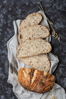 Fatias de pão caseiro fresco fatiado em estilo rústico