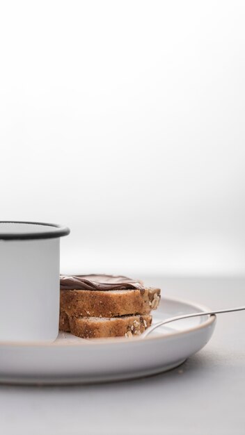 Foto grátis fatias de pão com caneca