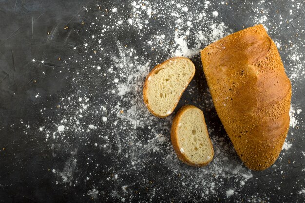 Fatias de pão de trigo e farinha no chão