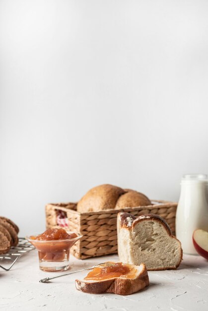 Fatias de pão doce com geléia