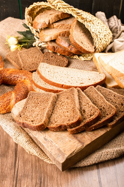 Fatias de pão escuro e branco em caixa com deliciosos bagels turcos