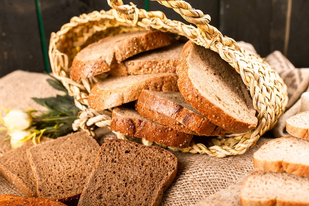 Fatias de pão escuro e branco em caixa com deliciosos bagels turcos