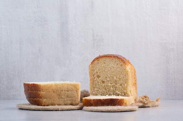 Fatias de pão fresco na superfície da pedra