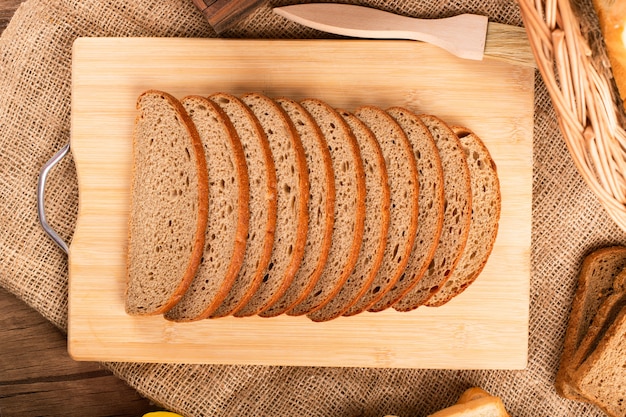 Fatias de pão na placa da cozinha