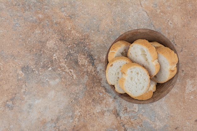 Foto grátis fatias de pão perfumado em tigela de madeira