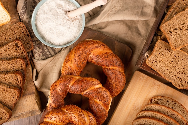 Fatias de pão preto e branco com bagels turcos