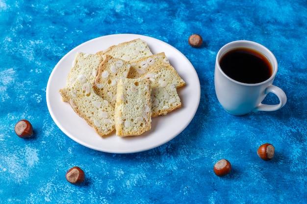 Fatias de pão seco com avelãs.