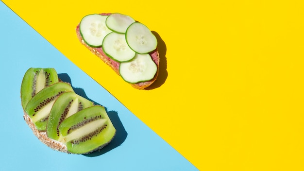 Fatias de pepino e kiwi no pão orgânico