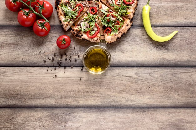 Fatias de pizza plana leigos com coberturas