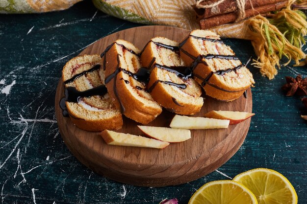 Fatias de rollcake em uma placa de madeira.