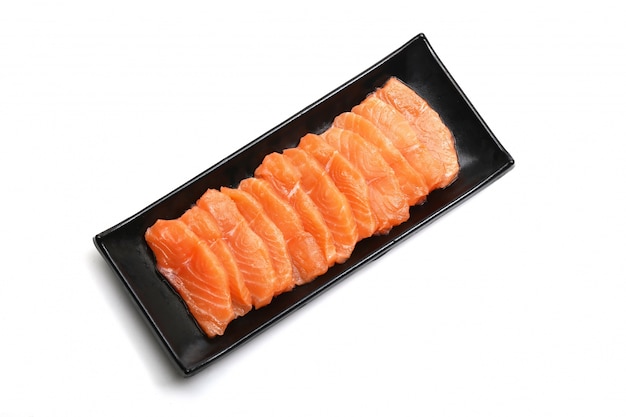 Foto grátis fatias de salmão na placa preta no fundo branco