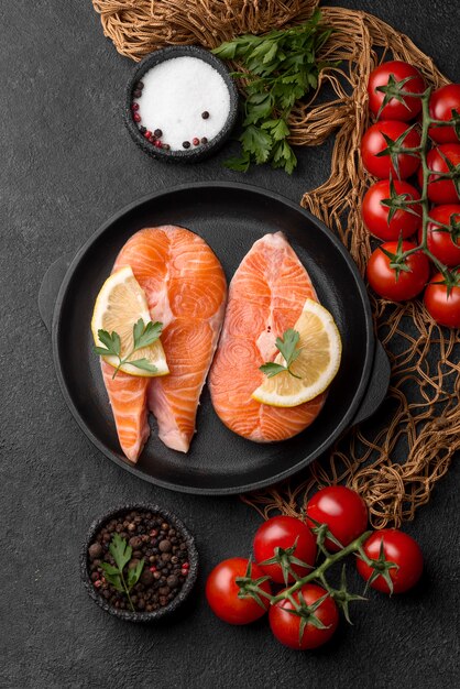 Fatias de salmão vermelho cru