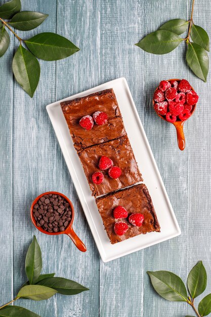 Fatias de sobremesa de bolo de brownie de chocolate com framboesas e especiarias, vista superior