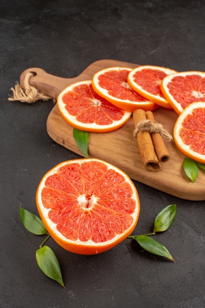 Fatias de toranja fresca de vista frontal na mesa escura