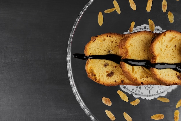 Foto grátis fatias de torta de chocolate em uma travessa de vidro com sultana.