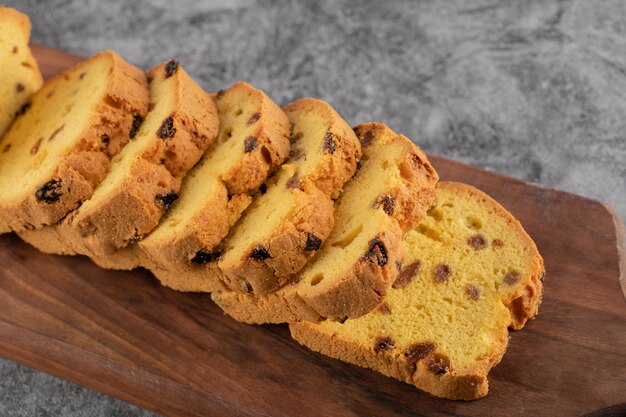 Fatias de torta de sultana em uma travessa de madeira.