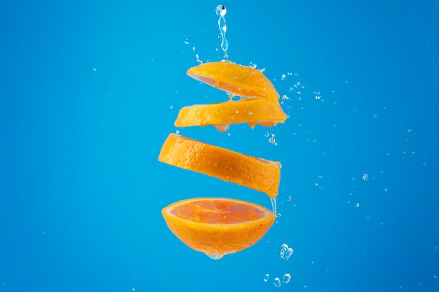 Foto grátis fatias flutuantes de laranja com fundo claro