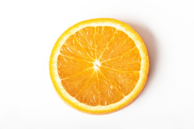 Fatie a fruta cítrica laranja madura isolada no branco.